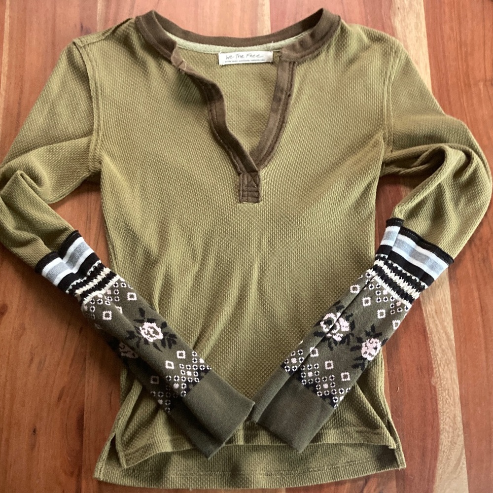 Free people thermal top with fun cute sleeves,
Lightly worn